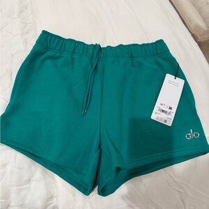 ALO Yoga Accolade shorts in Spruce Green size small